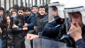 Turkish riot police uses tear gas and rubber bullets as students shout slogans at Istanbul University during an anti Turkish Higher Education Legislation (YÖK) demonstration at the Beyazıt neighborhood on November 6, 2015 in Istanbul. (AFP)