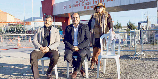 Greens Party deputy Turkish-German Özcan Mutlu and Professor Koray Çalışkan from Boğaziçi University took over the vigil called “Wait for Hope” on Monday. (Photo: Cihan) 