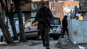 Masked plain clothes police officers patrol the streets on December 24, 2015 in Diyarbakir, Turkey. (AFP Photo)