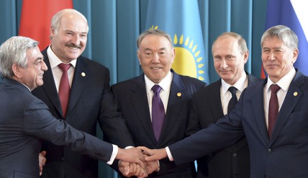 Armenia's President Serzh Sargsyan (L-R), Belarus' President Alexander Lukashenko, Kazakhstan's President Nursultan Nazarbayev, Russia's President Vladimir Putin and Kyrgyzstan's President Almazbek Atambayev pose for a family photo during a meeting of the heads of state of the Supreme Eurasian Economic Council at the Burabai resort near Astana, Kazakhstan, October 16, 2015. The meeting of ex-Soviet leaders, including Putin, have agreed to create a joint task force to defend external borders in crisis situations amid turmoil in Afghanistan. REUTERS/Aleksey Nikolskyi/RIA Novosti/Kremlin 