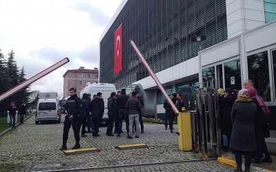 ZAman Gazetesi'ne yapilan kayyim atamasinin ardindan calisanlar gazeteye polis kontrolunde girdi. 5 mart 2016/ Kursat Bayhan