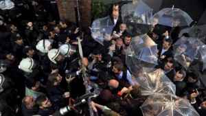 Employees block the door as riot police try to enter Kanalturk and Bugun TV building in Istanbul, Turkey, October 28, 2015. ©Reuters 