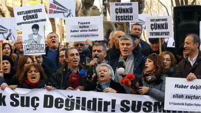 Turkish journalists hold banners and shout slogans during a demonstration in support of jailed journalists Can Dundar and Erdem Gul on January 10, 2016, in Ankara. (AFP)