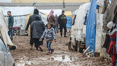 Syrian refugees are seen at the Bab al-Salama refugee camp, near A'zaz, Syria, next to the Turkish crossing gate, February 6, 2016. ©AFP