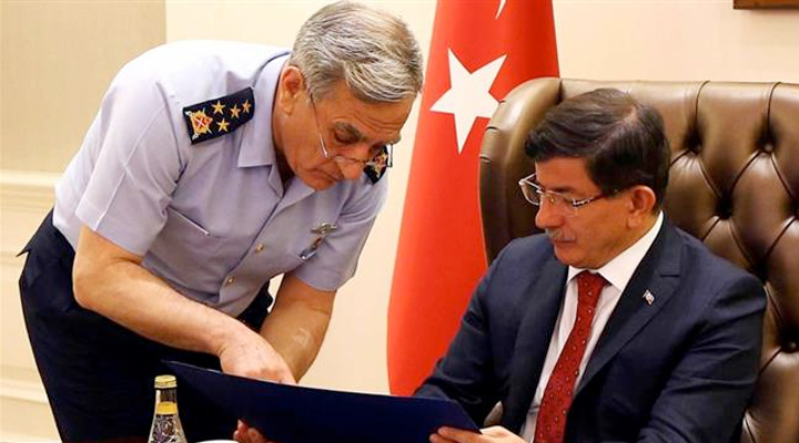 Turkey's former prime minister Ahmet Davutoglu being briefed by General Akin Öztürk 