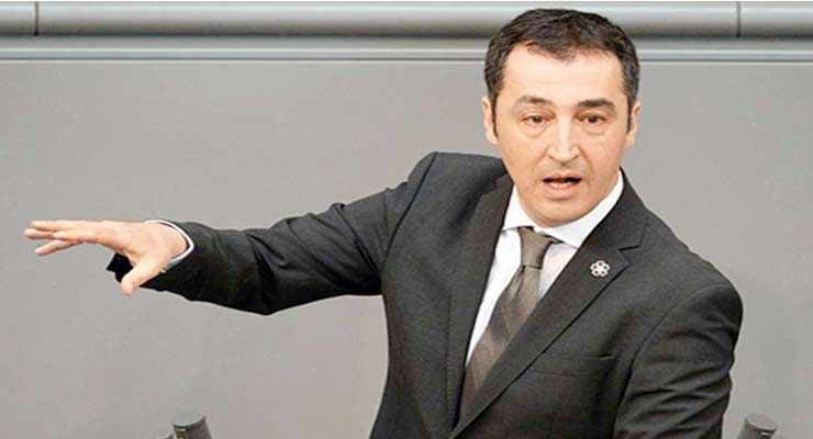 Cem Ozdemir on the Bundestag floor wearing Armenian Genocide Centennial Forget-me-Not lapel pin (AFP photo)