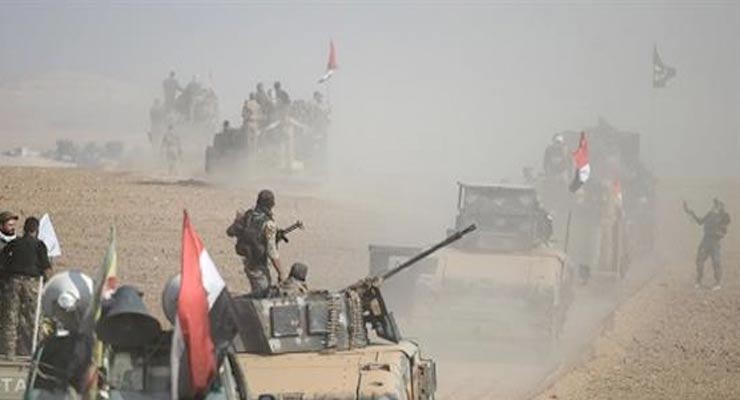 Iraqi government forces and fighters from Popular Mobilization Units advance towards the village of Ayn Nasir, southwest of Mosul, on October 29, 2016, during the ongoing battle against Daesh terrorists to liberate the city of Mosul. (Photo by AFP)