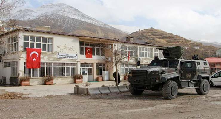 A police vehicle is seen in front of the Şemdinli Municipality on Dec 3. / DHA Photo